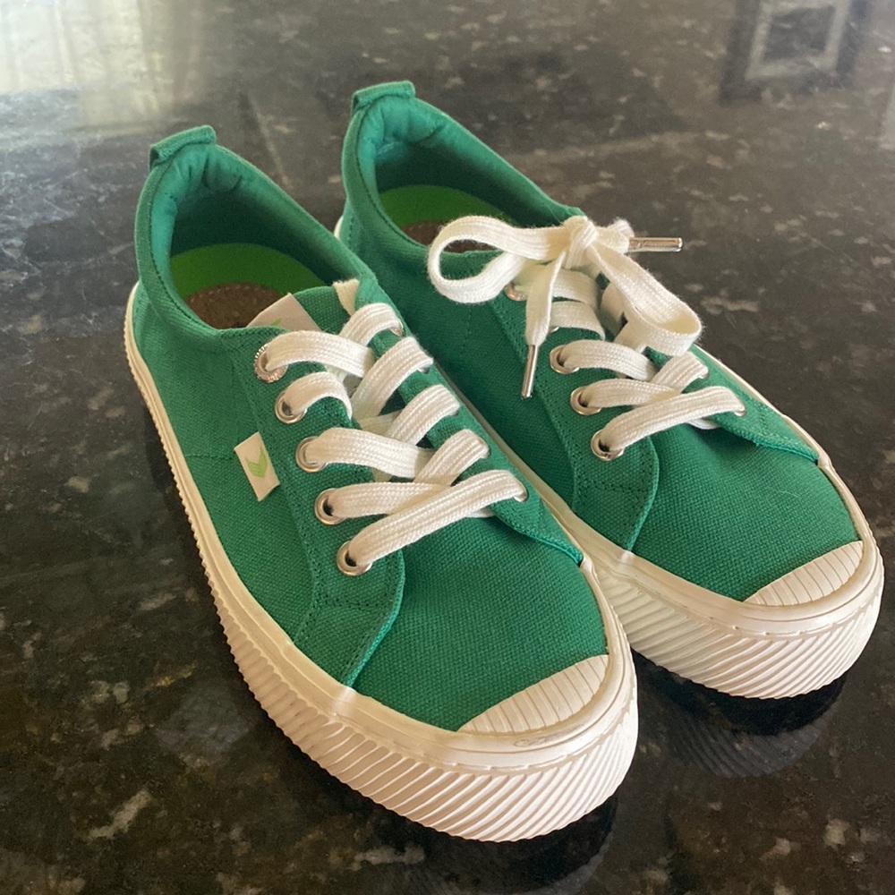 Cariuma Oca Low Green like new